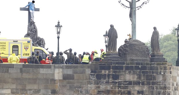 Muž vylezl na sochu na Karlově mostě. (3. května 2025)