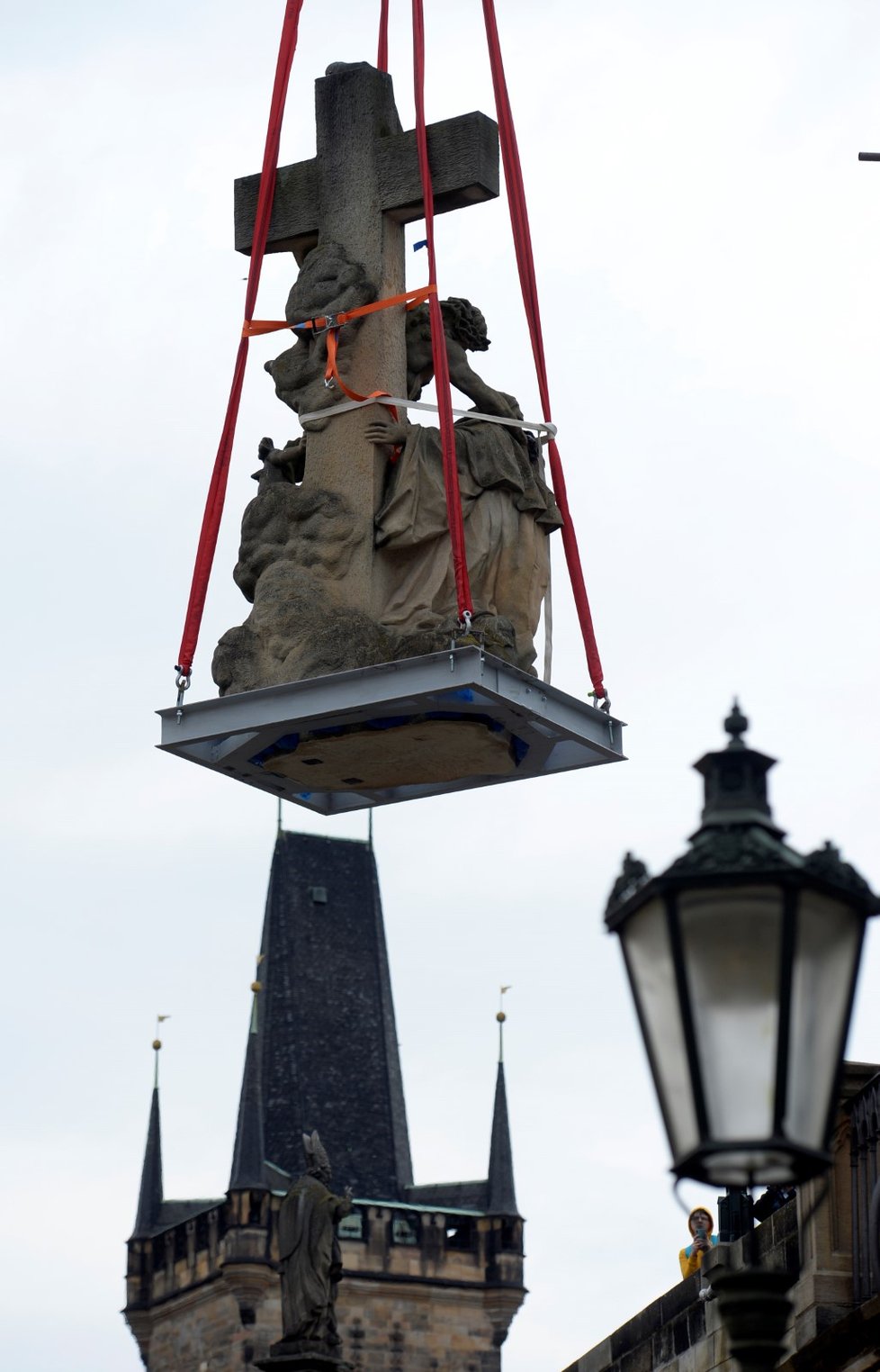 Z pražského Karlova mostu bylo 5. června 2020 sneseno sousoší svaté Luitgardy. Důvodem je chystaná oprava trhliny v pilíři mostu pod sousoším.