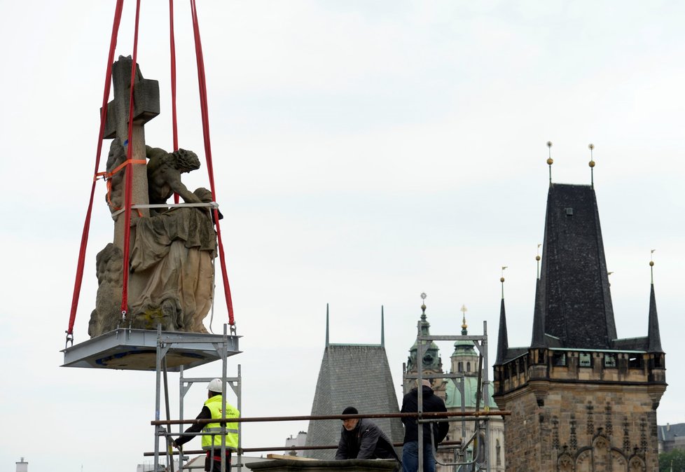 Z pražského Karlova mostu bylo 5. června 2020 sneseno sousoší svaté Luitgardy. Důvodem je chystaná oprava trhliny v pilíři mostu pod sousoším.