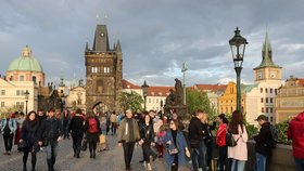 Turisté v Praze.
