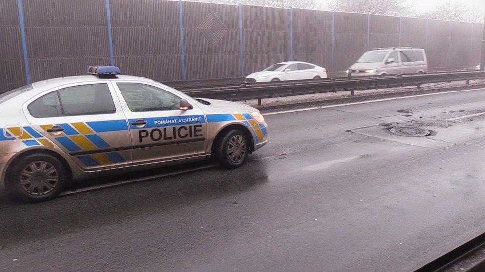 Ve Kbelské ulici si 15 aut zničilo pneumatiky o poškozený kanál.