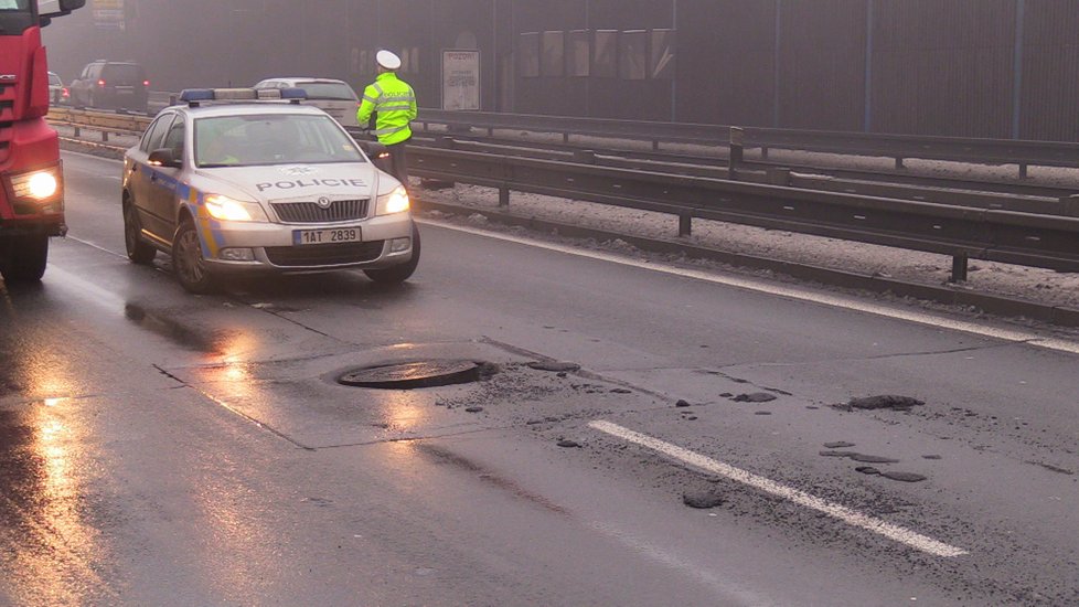 Ve Kbelské ulici si 15 aut zničilo pneumatiky o poškozený kanál.