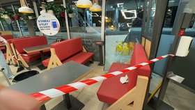 Kuriózní nehoda v Praze: Mladík prorazil skleněnou stěnu benzinky! Zákaznici zranily střepy