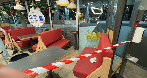 Kuriózní nehoda v Praze: Mladík prorazil skleněnou stěnu benzinky! Zákaznici zranily střepy