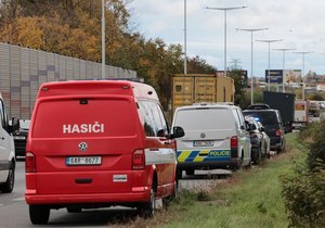 Policejní auta ve Kbelské ulici, 27. října 2025