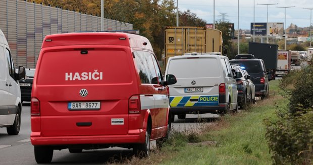 Policejní auta ve Kbelské ulici, 27. října 2025