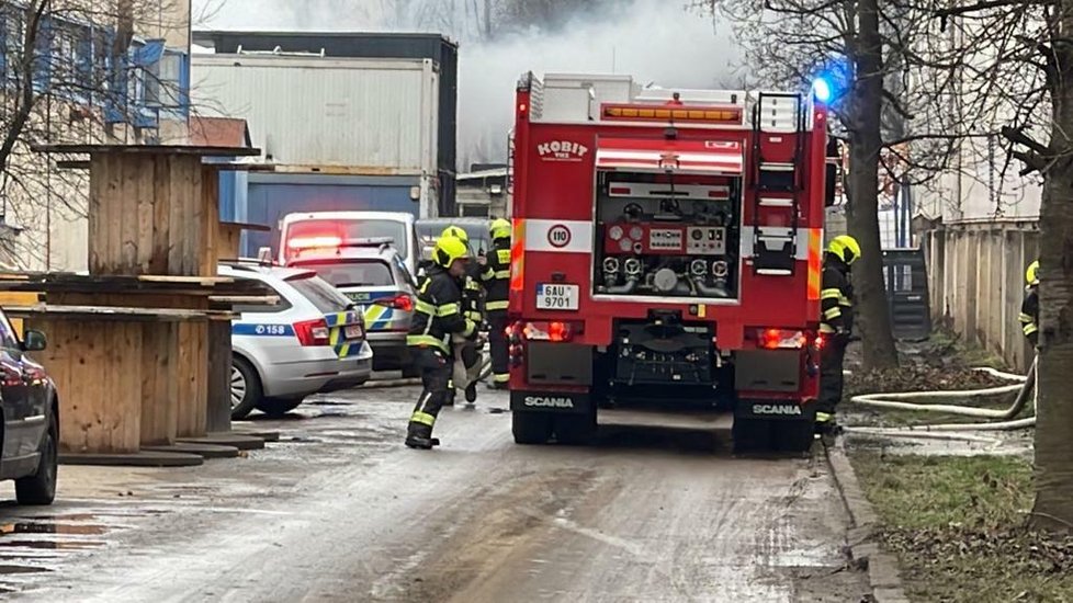 Požár v areálu kovošrotu v ulici Ke Kablu v Praze. (25. ledna 2023)