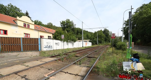 Při tragické nehodě v Troji zemřela řidička, nejspíš neviděla přes vysoký keř. Blesk ho ostříhal.