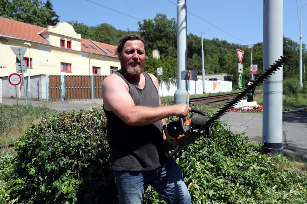 Při tragické nehodě v Troji zemřela řidička, nejspíš neviděla přes vysoký keř. Blesk ho ostříhal.