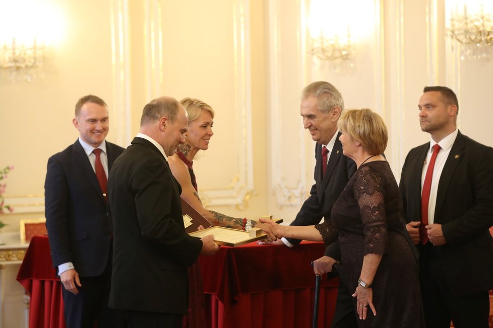 Zachránci dvou keškařů převzali ocenění od prezidenta Miloše Zemana.