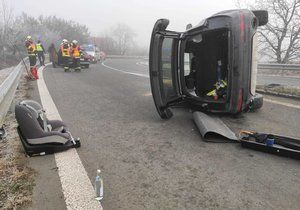 Žena na D7 u Prahy zřejmě nezvládla řízení, převrátila auto na bok.