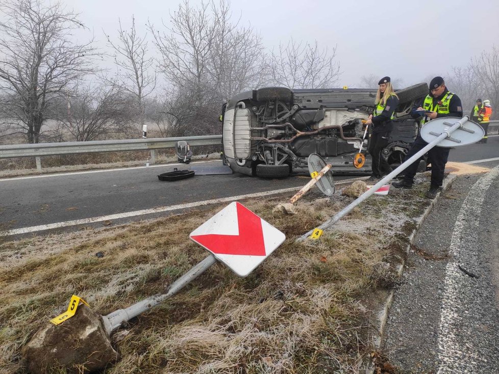 Žena na D7 u Prahy zřejmě nezvládla řízení, převrátila auto na bok.