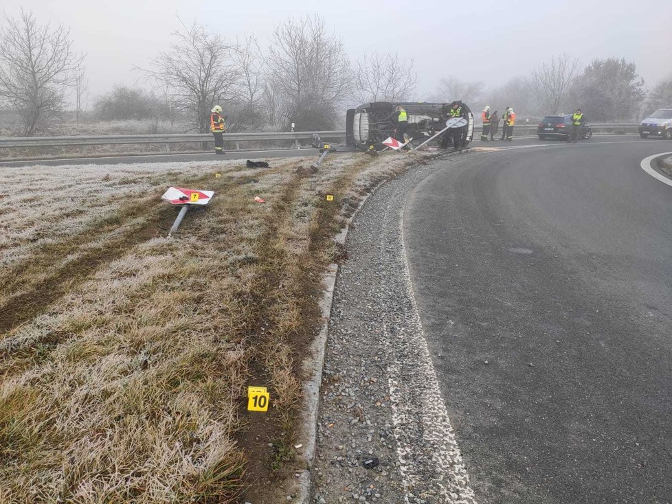 Žena na D7 u Prahy zřejmě nezvládla řízení, převrátila auto na bok.