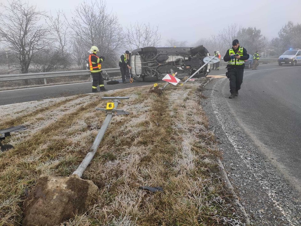 Žena na D7 u Prahy zřejmě nezvládla řízení, převrátila auto na bok.