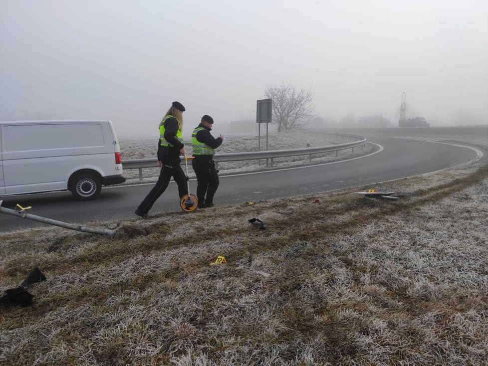 Žena na D7 u Prahy zřejmě nezvládla řízení, převrátila auto na bok.