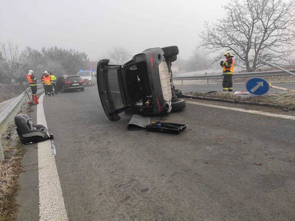 Žena na D7 u Prahy zřejmě nezvládla řízení, převrátila auto na bok.