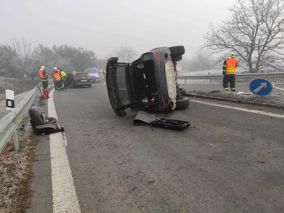 Žena na D7 u Prahy zřejmě nezvládla řízení, převrátila auto na bok.