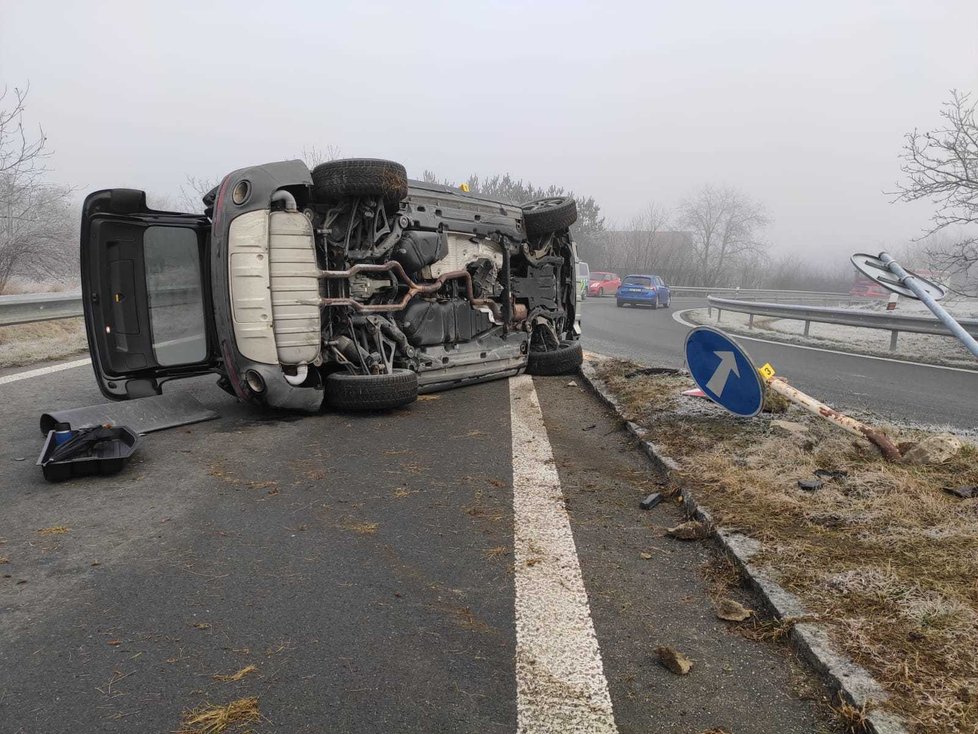 Žena na D7 u Prahy zřejmě nezvládla řízení, převrátila auto na bok.