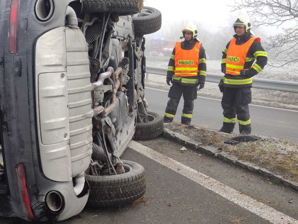 Žena na D7 u Prahy zřejmě nezvládla řízení, převrátila auto na bok.