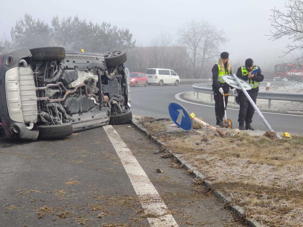 Žena na D7 u Prahy zřejmě nezvládla řízení, převrátila auto na bok.
