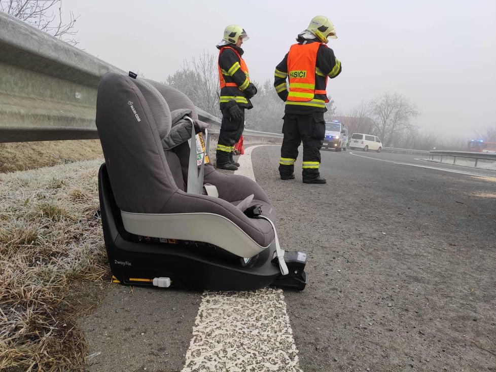Žena na D7 u Prahy zřejmě nezvládla řízení, převrátila auto na bok.