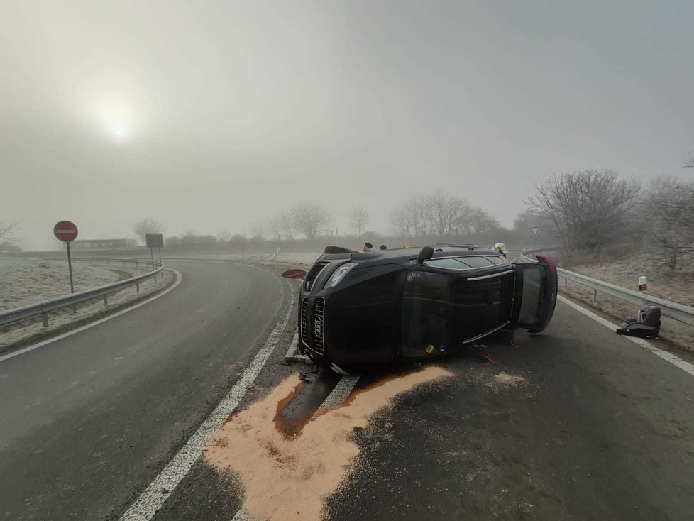 Žena na D7 u Prahy zřejmě nezvládla řízení, převrátila auto na bok.