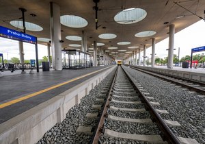 Slavnostní zprovoznění opravené trati mezi pražskými Bubny a Výstavištěm, která je součástí budovaného železničního spojení Praha - letiště - Kladno, 1. srpna 2025, Praha