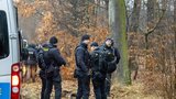 Policejní manévry v Klánovickém lese: Policisté prověřovali údajný výstřel