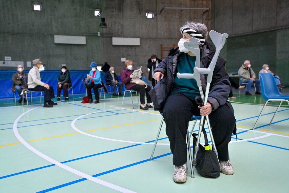 Ve sportovní hale v pražských Klánovicích se uskutečnilo hromadné očkování přibližně 200 osob ve věku nad 70 let a pedagogických pracovníků proti covidu-19, které prováděl očkovací tým Fakultní nemocnice Královské Vinohrady (18. 3. 2021).