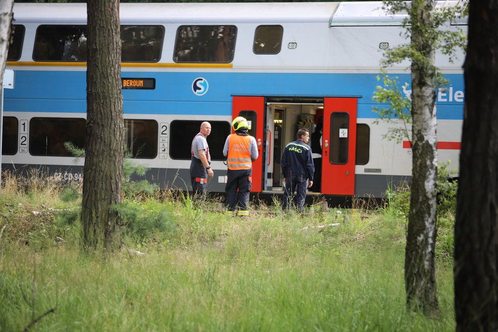 Vlak v pražských Klánovicích srazil člověka, na místě zemřel, 27. července 2020.
