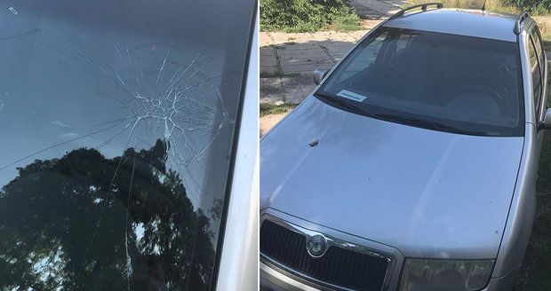 Řidič zabránil srážce, agresivní cyklista mu pěstí rozmlátil sklo. Policisty pak čekalo překvapení