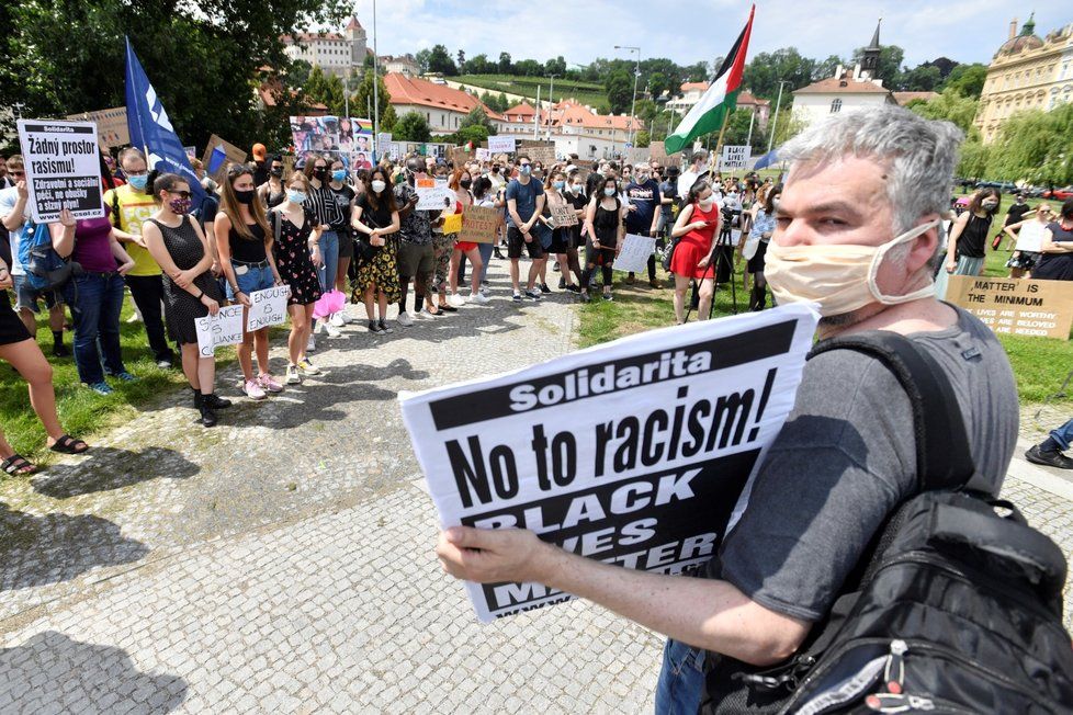 Na pražském Klárově se 13. června 2020 konala demonstrace proti policejnímu a rasovému násilí v USA.