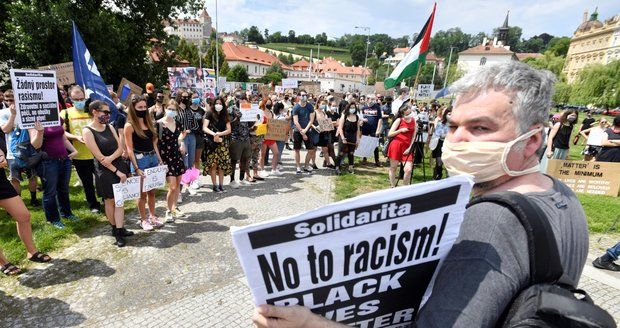 Proti policejní brutalitě a násilí i v Praze: Lidé prošli městem, u americké ambasády drželi minutu ticha
