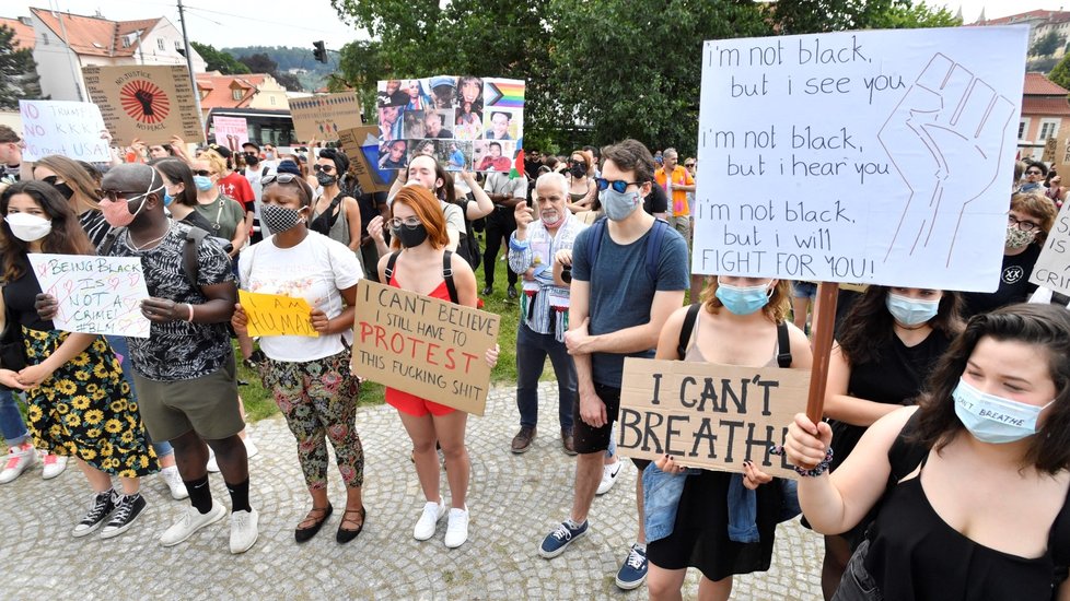 Na pražském Klárově se 13. června 2020 konala demonstrace proti policejnímu a rasovému násilí v USA.