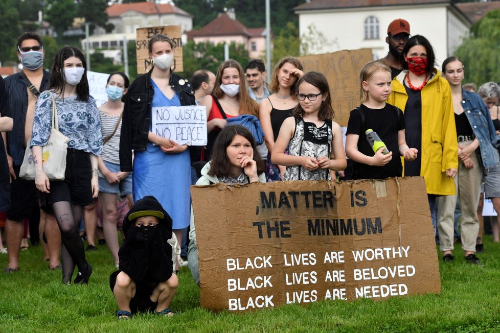 Na pražském Klárově se 13. června 2020 konala demonstrace proti policejnímu a rasovému násilí v USA.