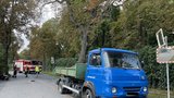 Šílená nehoda u Prahy: Muž (43) na elektrokoloběžce vjel do cesty náklaďáku, museli ho resuscitovat