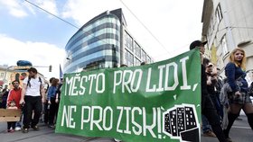 Až 300 lidí vyrazilo do Prahy podpořit sociální centrum Klinika na Žižkově.