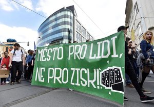 Až 300 lidí vyrazilo do Prahy podpořit sociální centrum Klinika na Žižkově.