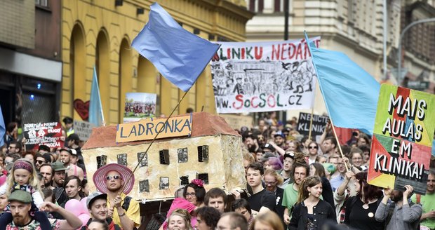 Až 300 lidí vyrazilo do Prahy podpořit sociální centrum Klinika na Žižkově