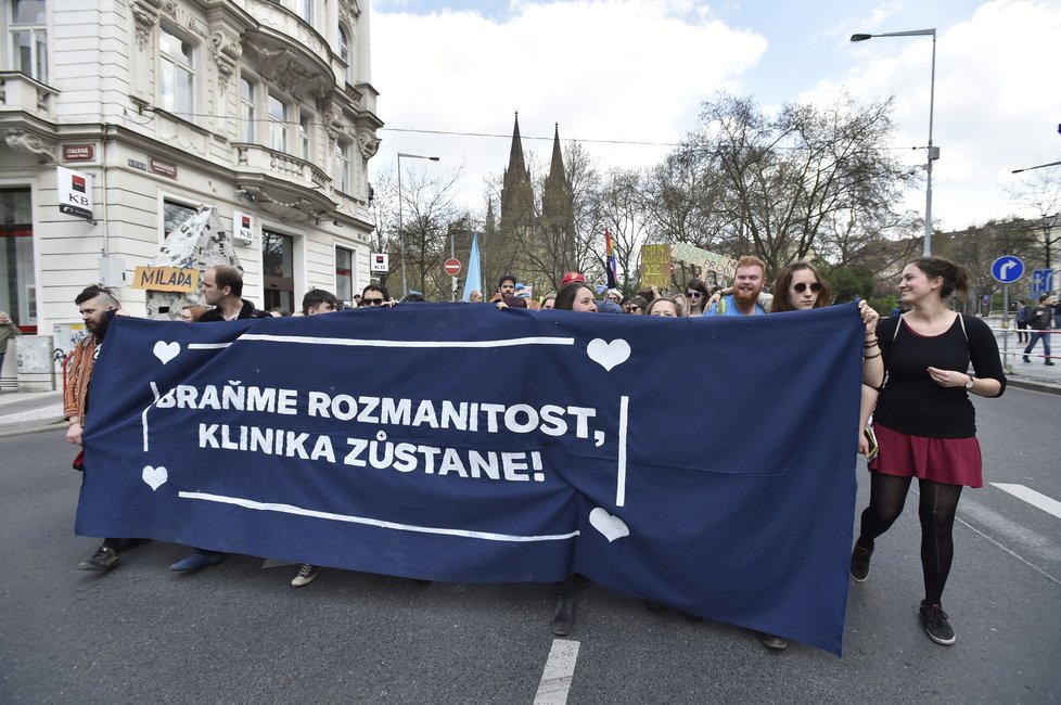 Až 300 lidí vyrazilo do Prahy podpořit sociální centrum Klinika na Žižkově.