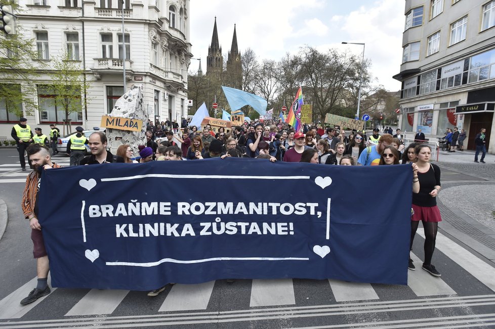 Až 300 lidí vyrazilo do Prahy podpořit sociální centrum Klinika na Žižkově.