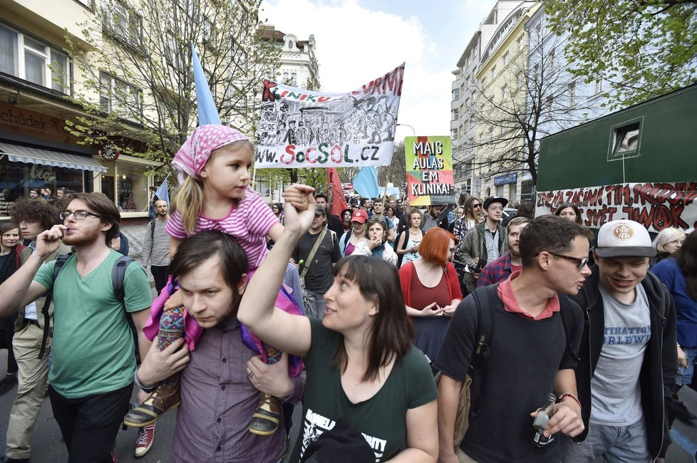 Až 300 lidí vyrazilo do Prahy podpořit sociální centrum Klinika na Žižkově.