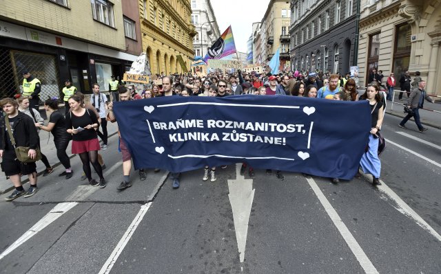 Až 300 lidí vyrazilo do Prahy podpořit sociální centrum Klinika na Žižkově.