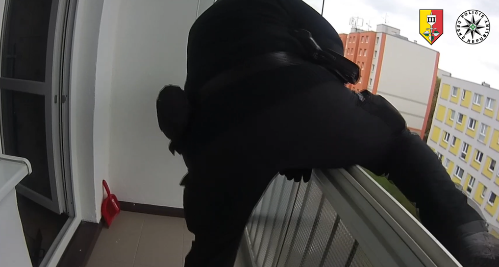 Policista přelezl balkon v pátém patře a zachránil ženu, která spolykala léky. (24. října 2022)