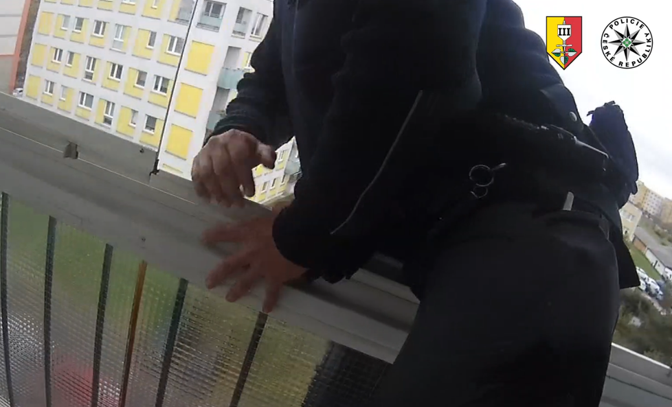 Policista přelezl balkon v pátém patře a zachránil ženu, která spolykala léky. (24. října 2022)