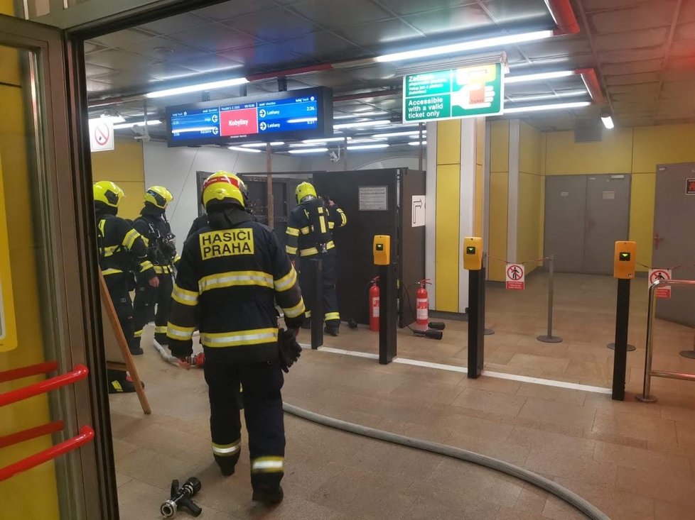 V metru Kobylisy hořel eskalátor, stanici museli hasiči odvětrat.