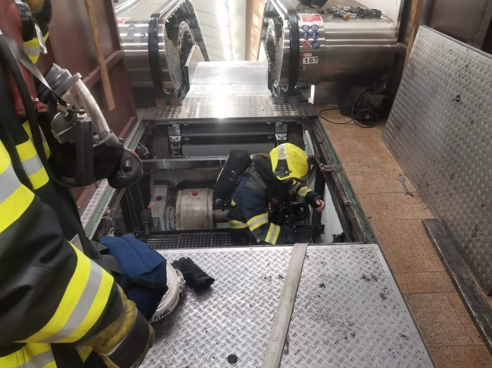 V metru Kobylisy hořel eskalátor, stanici museli hasiči odvětrat.