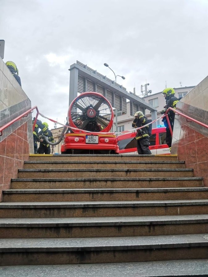 V metru Kobylisy hořel eskalátor, stanici museli hasiči odvětrat.