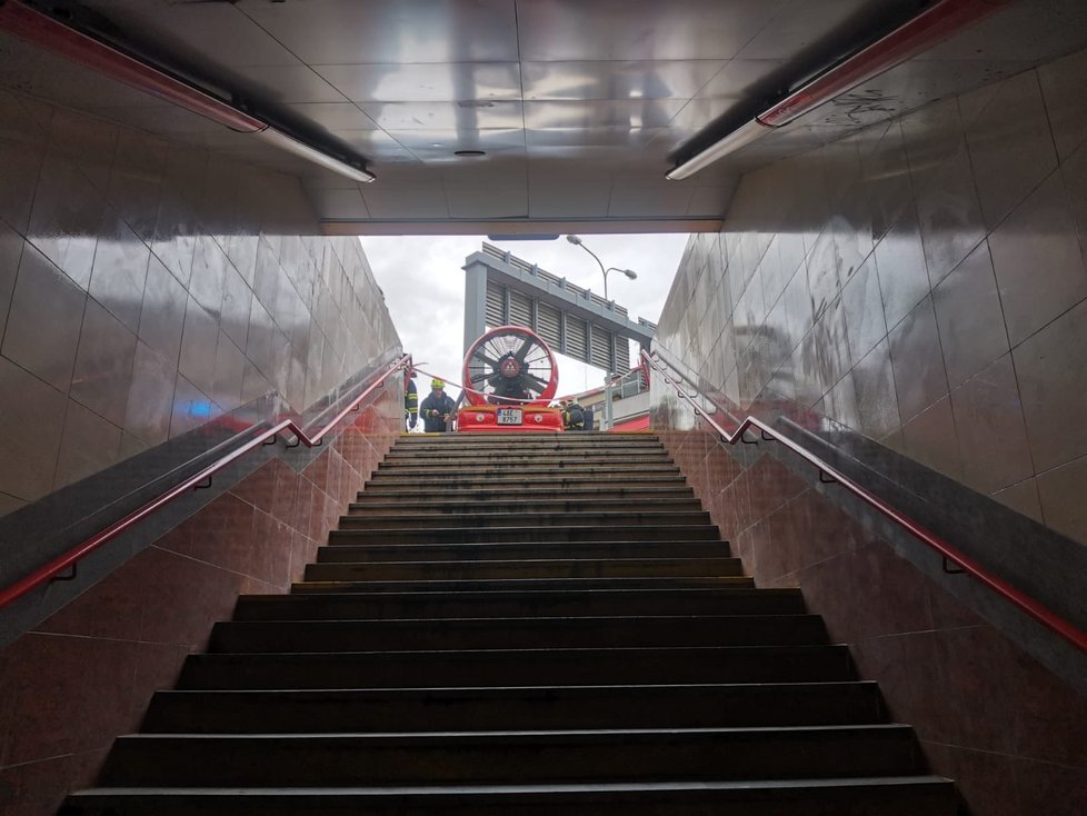 V metru Kobylisy hořel eskalátor, stanici museli hasiči odvětrat.