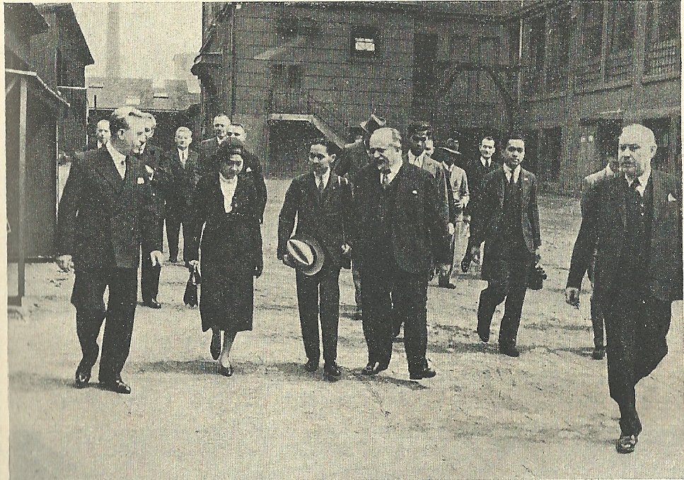 Siamští královští manželé při návštěvě Waldesovy továrny roku 1934